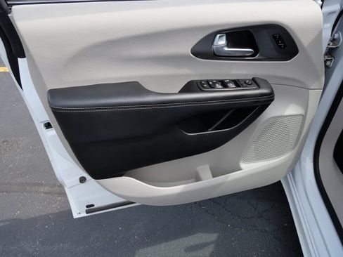 Used 2024 Chrysler Pacifica Touring-L FWD image 14