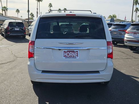 Used 2013 Chrysler Town & Country Touring image 6