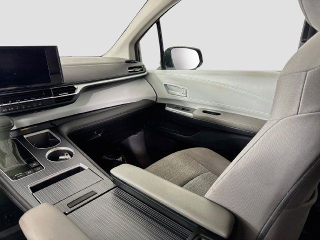 Used 2025 Toyota Sienna LE w/ LE Plus Package FWD image 24