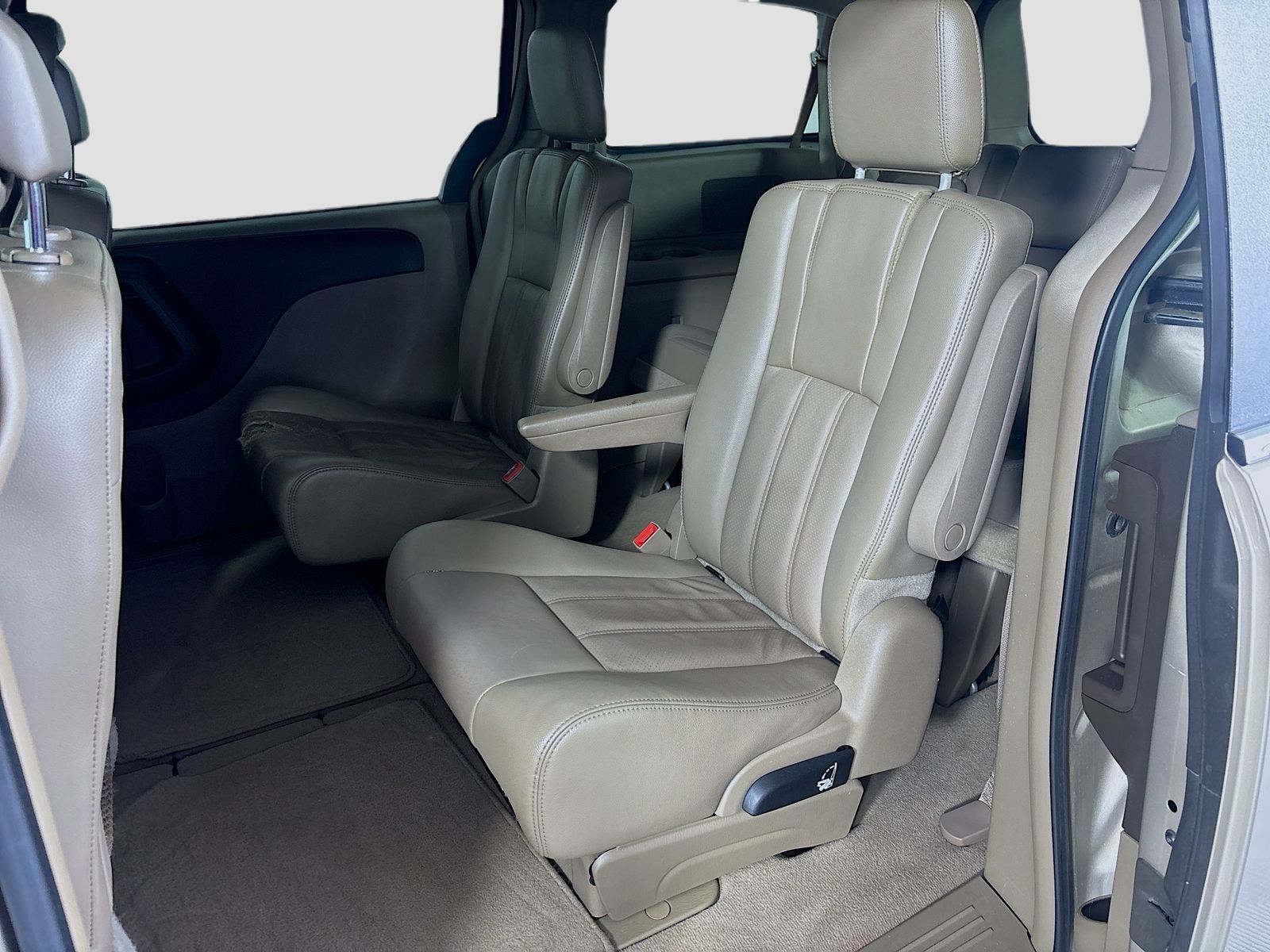 Used 2012 Chrysler Town & Country Touring w/ Entertainment Group #1 FWD image 22