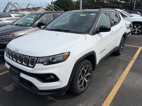 Used 2022 Jeep Compass Trailhawk w/ Trailhawk Elite Group AWD/4WD image 2
