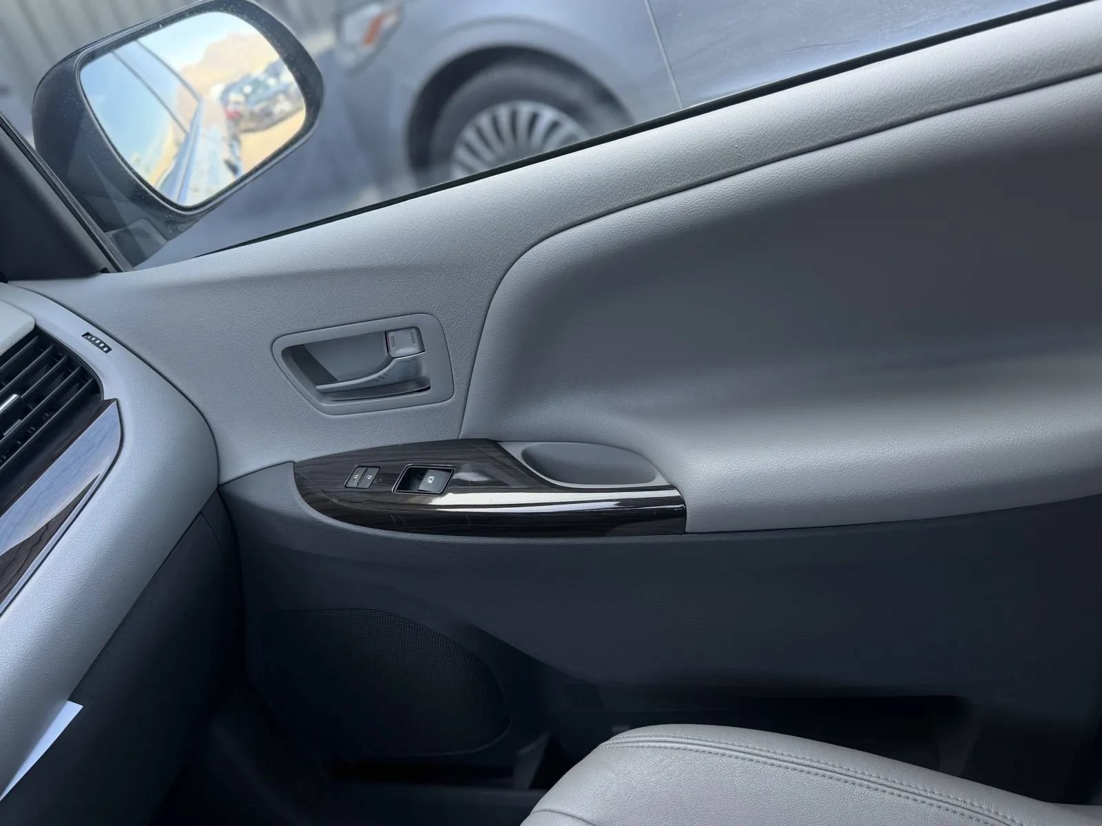 Used 2019 Toyota Sienna XLE FWD image 42