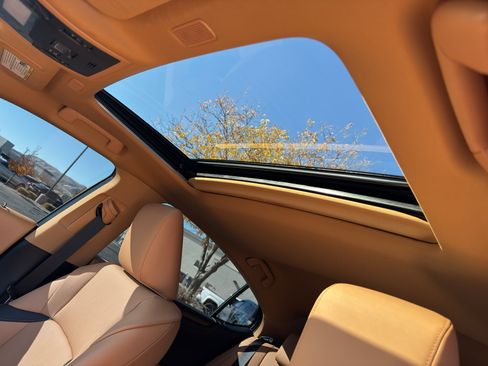 Used 2024 Lexus ES 300h Premium image 13