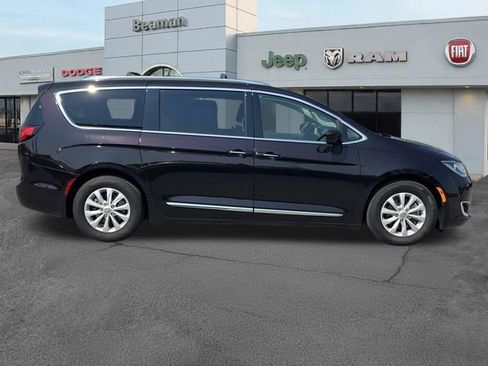 Used 2018 Chrysler Pacifica Touring-L FWD image 8