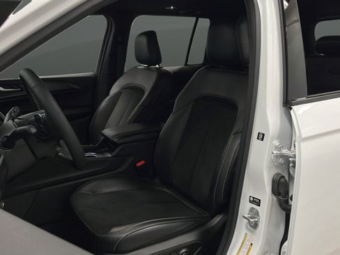 Used 2025 Jeep Grand Cherokee Altitude AWD/4WD image 9