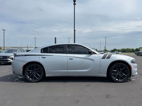Used 2019 Dodge Charger SXT w/ Blacktop Package RWD image 4