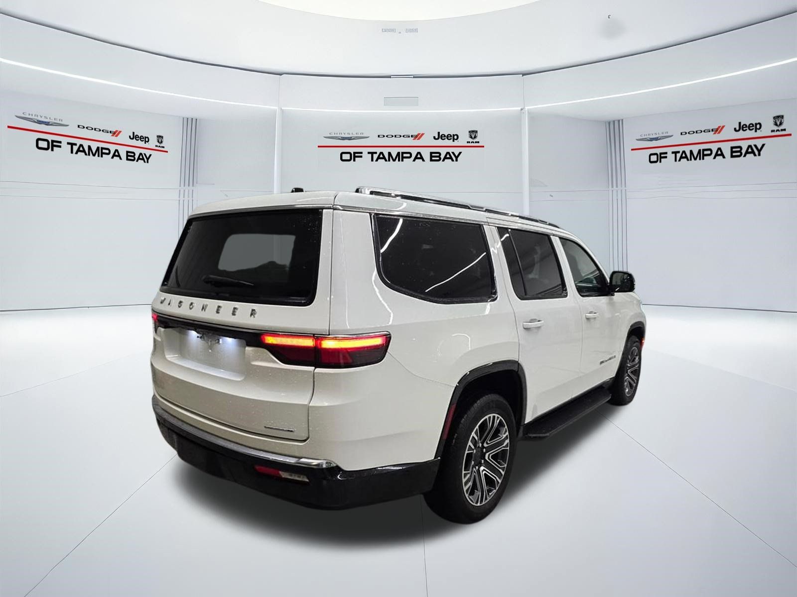 Used 2024 Jeep Wagoneer Series II w/ Flexible Seating Group AWD/4WD image 6