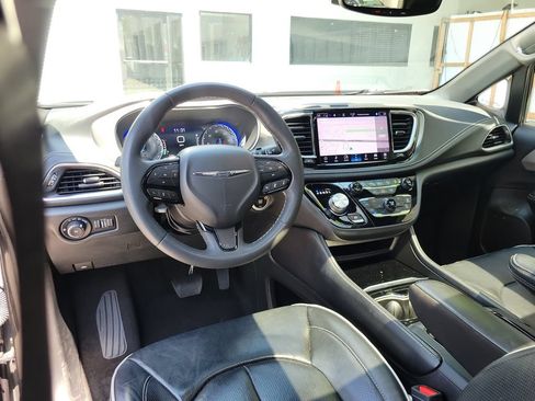 Used 2022 Chrysler Pacifica Limited w/ S Appearance Package FWD image 13