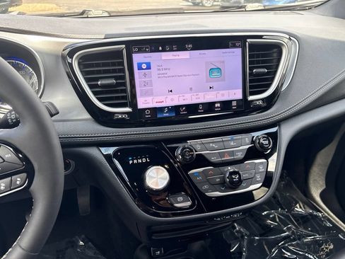 Used 2023 Chrysler Pacifica Touring-L w/ S Appearance Package AWD/4WD image 17
