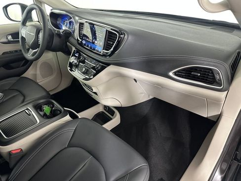 Used 2023 Chrysler Pacifica Touring-L AWD/4WD image 30