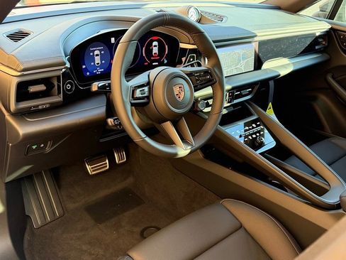 New 2025 Porsche Macan Electric RWD image 4