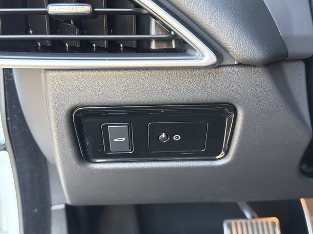 Used 2019 Jaguar XE Premium RWD image 15