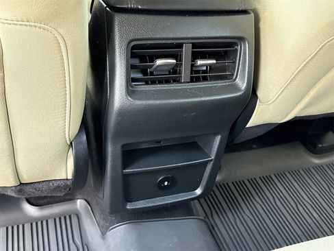 Used 2024 Ford Edge SE image 11