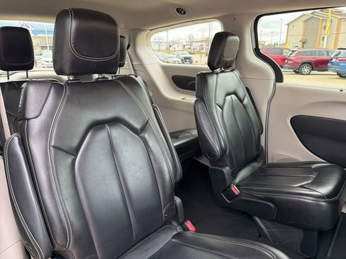 Used 2023 Chrysler Pacifica Touring-L FWD image 14