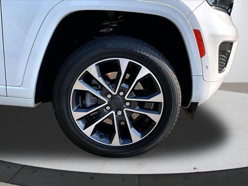 Used 2023 Jeep Grand Cherokee Overland w/ Luxury Tech Group IV AWD/4WD image 34