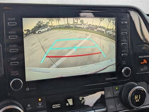 Used 2020 Toyota Highlander L image 12