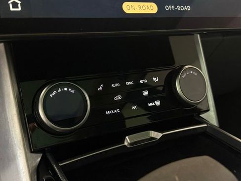 Certified 2023 Land Rover Range Rover SE image 32