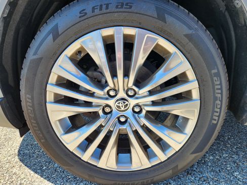 Used 2022 Toyota Venza XLE AWD/4WD image 19