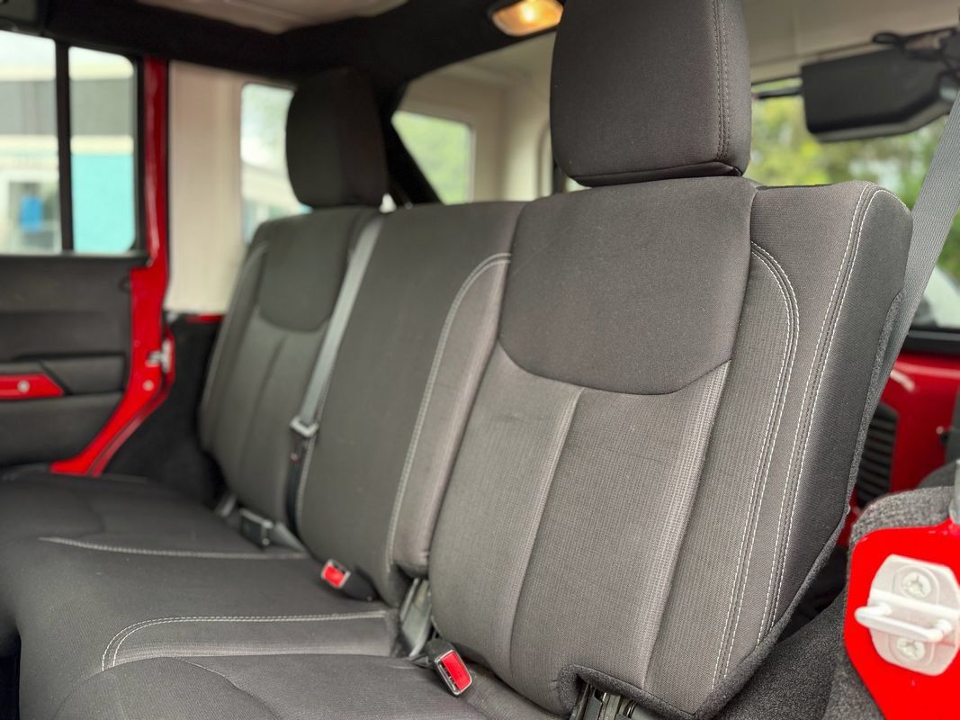 Used 2014 Jeep Wrangler Unlimited Rubicon w/ Connectivity Group AWD/4WD image 12