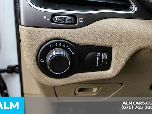 Used 2020 Jeep Cherokee Latitude w/ Cold Weather Group image 30