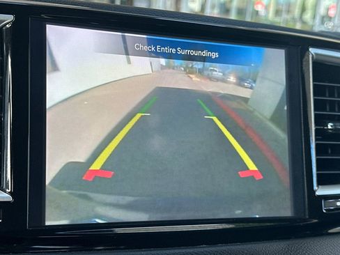 Used 2023 Chrysler Pacifica Touring-L image 28