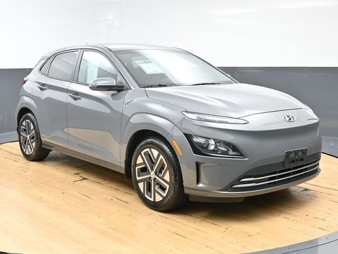 Used 2023 Hyundai Kona SE image 3