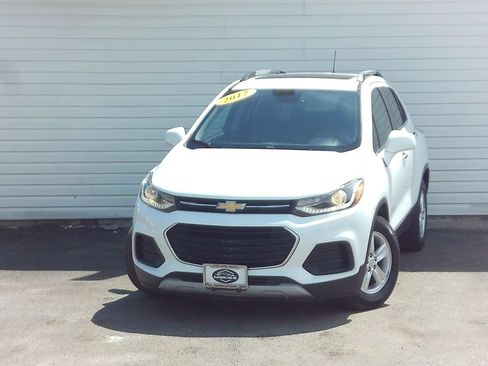 Used 2017 Chevrolet Trax LT w/ Sun & Sound Package FWD image 12