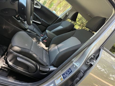 Used 2025 Kia Soul LX w/ LX Technology Package FWD image 24