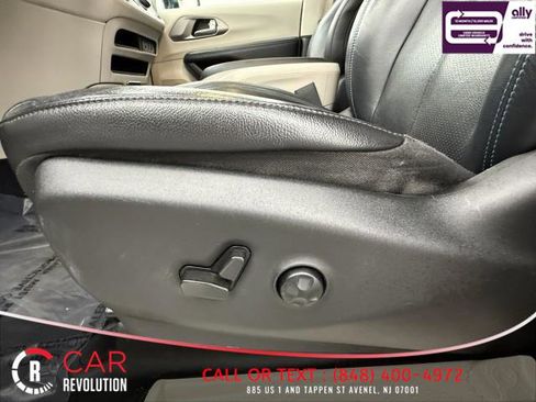Used 2021 Chrysler Pacifica Touring-L image 20