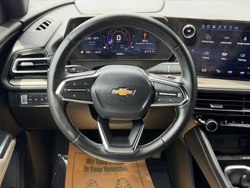 Used 2025 Chevrolet Traverse LT AWD/4WD image 17
