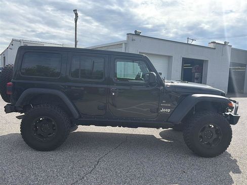 Used 2019 Jeep Wrangler Unlimited Sahara AWD/4WD image 6