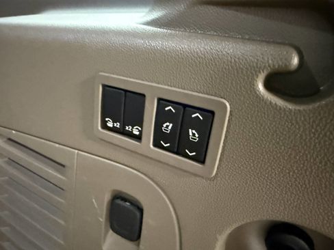 Used 2018 Chevrolet Suburban LT w/ LT Signature Package image 28