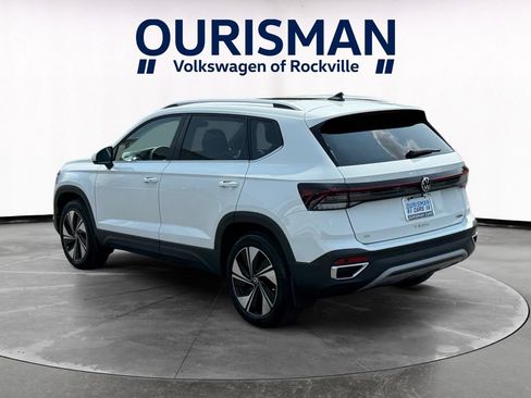 Used 2025 Volkswagen Taos SE w/ Panoramic Sunroof Package AWD/4WD image 4