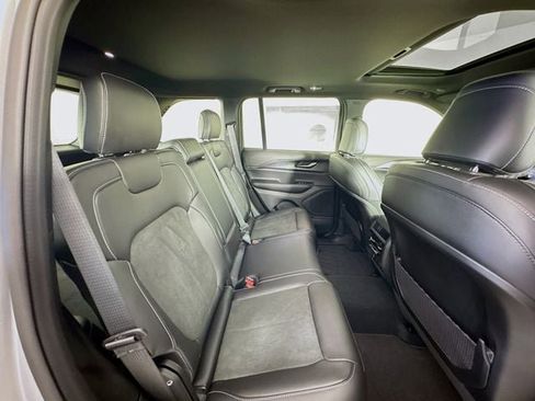 New 2025 Jeep Grand Cherokee Altitude image 28