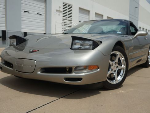 Used 2000 Chevrolet Corvette Coupe w/ Memory Pkg RWD image 3