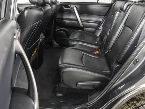 Used 2012 Toyota Highlander SE w/ Tow Pkg image 36