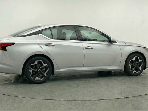 Used 2025 Nissan Altima 2.5 SV image 9