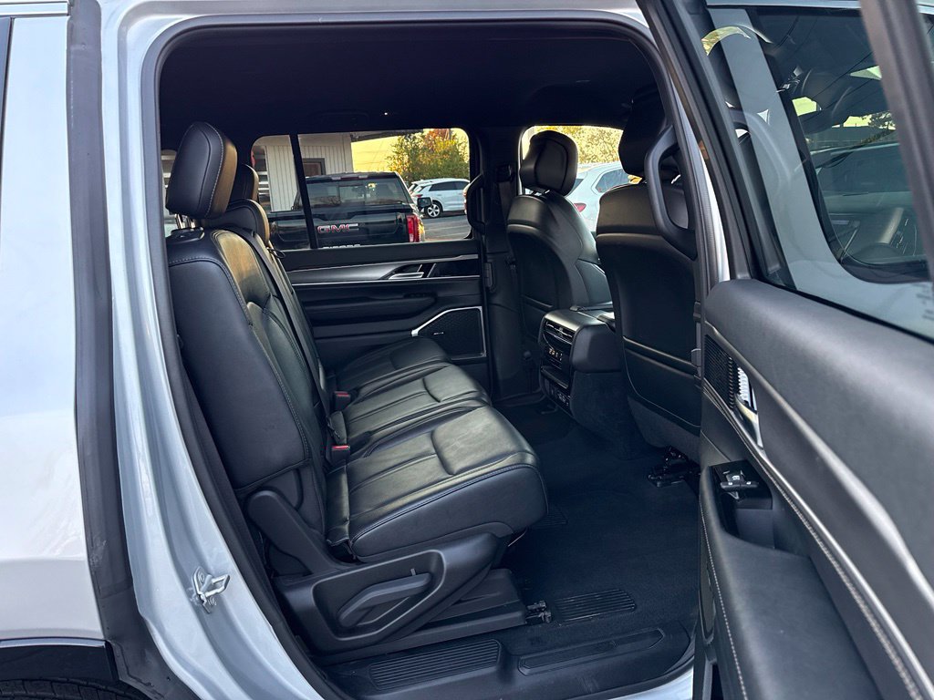 Used 2025 Jeep Wagoneer Series II w/ 8-Passenger Seating Package AWD/4WD image 41