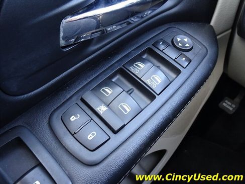 Used 2014 Chrysler Town & Country Touring-L w/ Driver Convenience Group FWD image 25