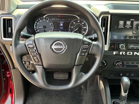 Used 2025 Nissan Frontier SV AWD/4WD image 15