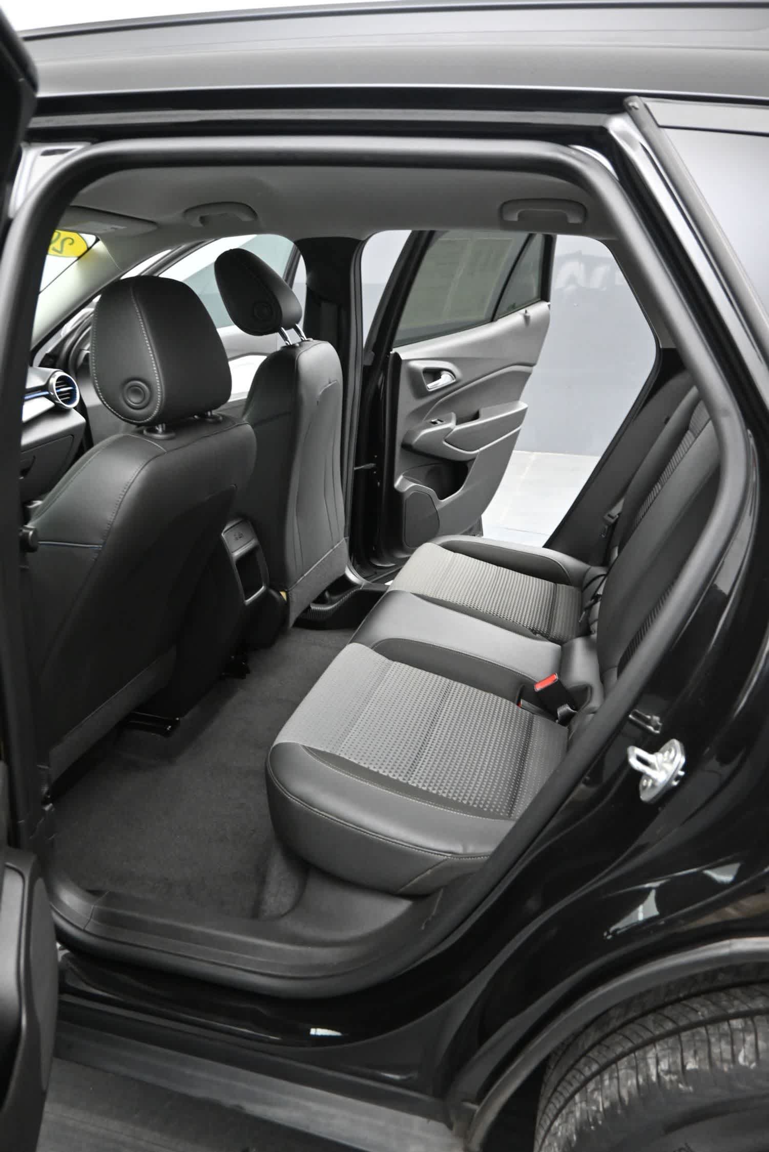 Used 2025 Chevrolet Trax LT FWD image 17