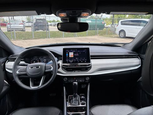 Used 2025 Jeep Compass Limited image 34