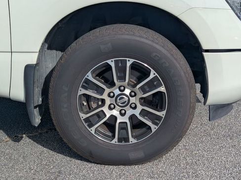 Used 2021 Nissan Titan SV w/ SV Convenience Package image 11