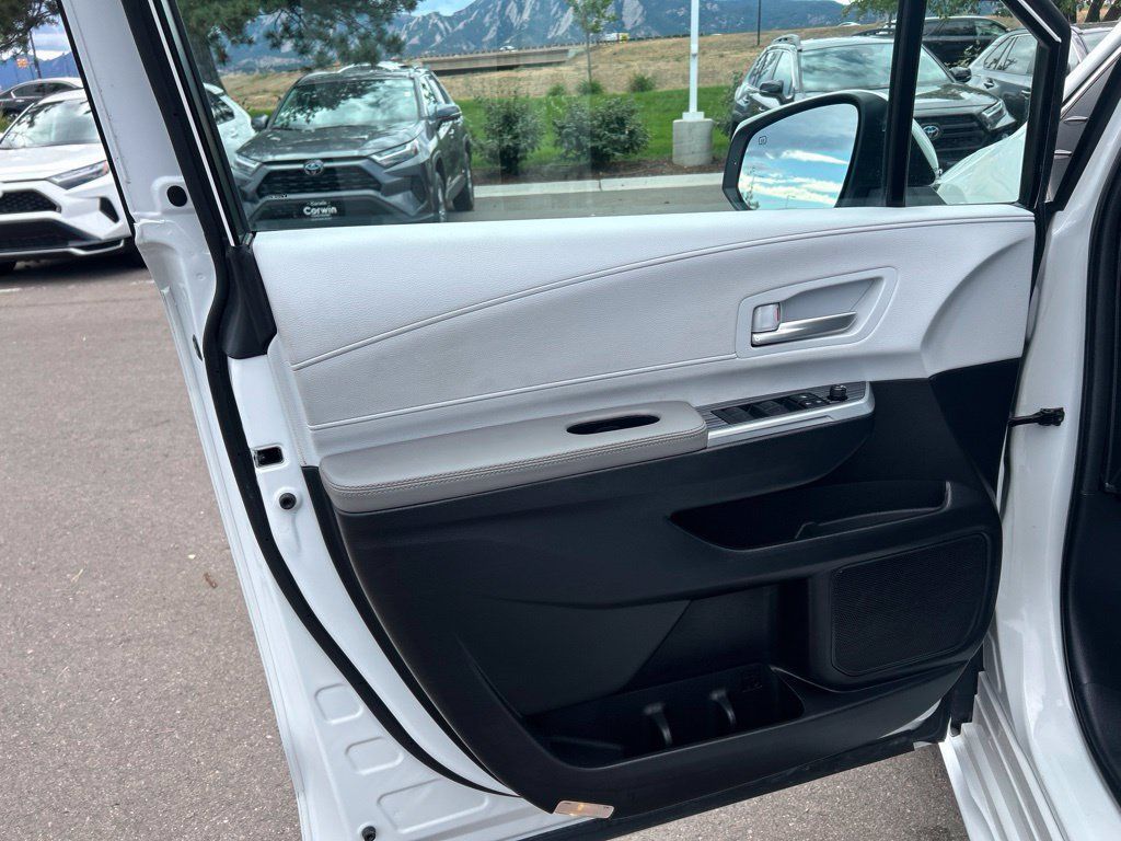 Used 2025 Toyota Sienna XLE AWD/4WD image 22