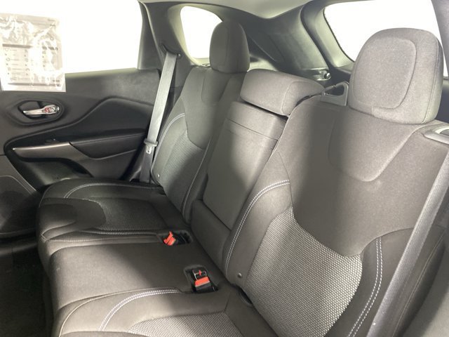 Used 2019 Jeep Cherokee Latitude w/ Popular Appearance Group AWD/4WD image 28