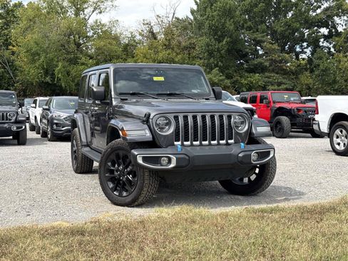 Used 2022 Jeep Wrangler Unlimited Sahara w/ Cold Weather Group AWD/4WD image 3