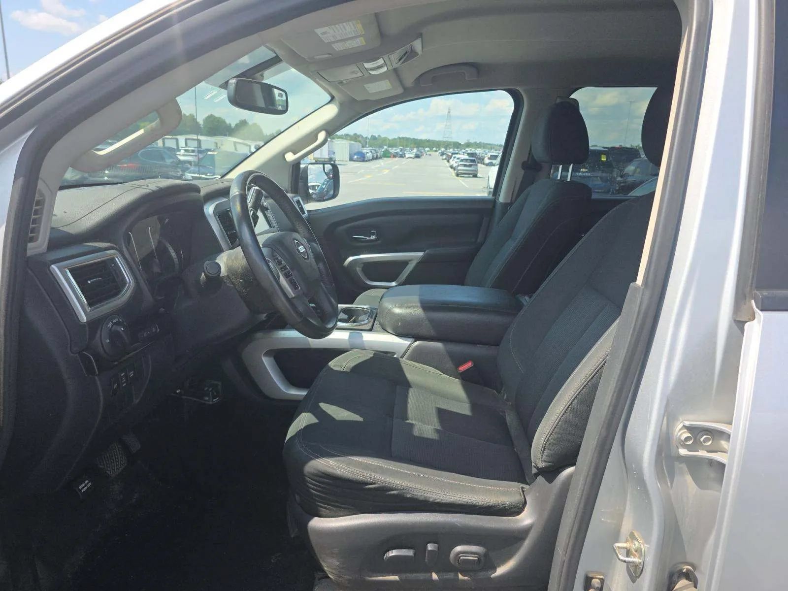 Used 2017 Nissan Titan SV AWD/4WD image 5