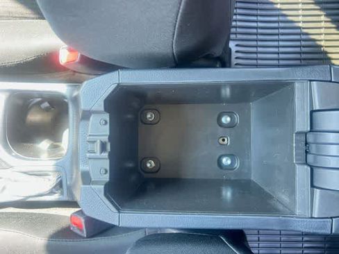 Used 2018 Toyota RAV4 LE FWD image 27