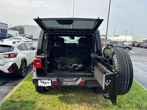 Used 2025 Jeep Wrangler Unlimited Sahara AWD/4WD image 8