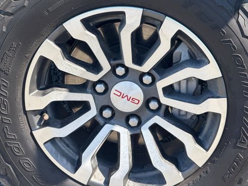 Used 2023 GMC Sierra 1500 AT4 w/ Technology Package AWD/4WD image 44